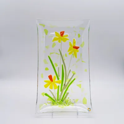 Glazen schaal met gele narcissen