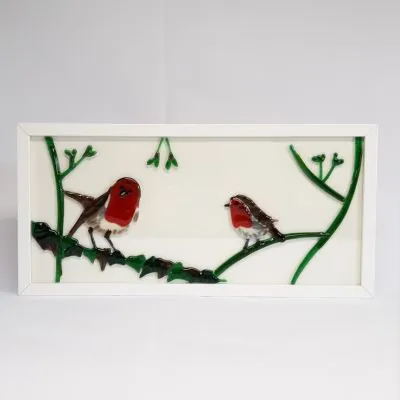 Twee roodborstjes op een tak in glasfusing, in een witte lijst