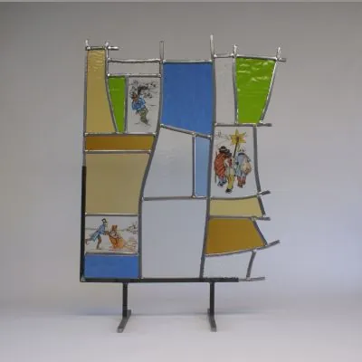 Glas-in-loodpaneel met gebrandschilderde wintertaferelen op een standaard