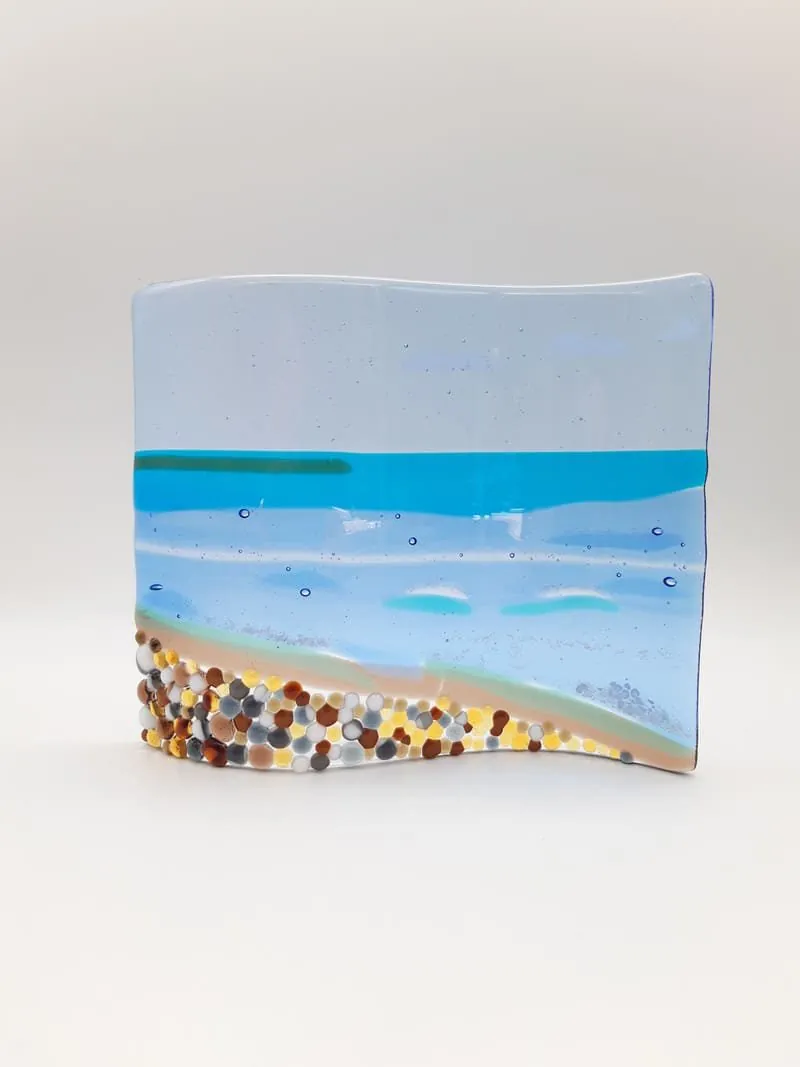Gebogen glasfusing met zee, strand en kiezels
