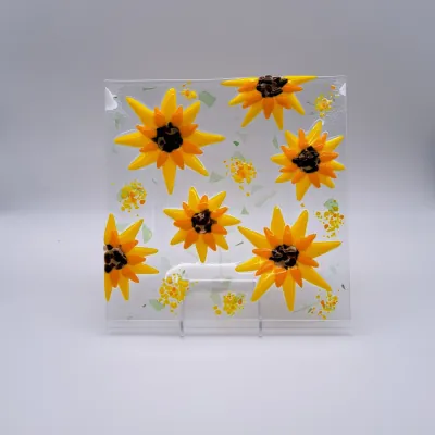 Vierkante glazen schaal met zonnebloemen